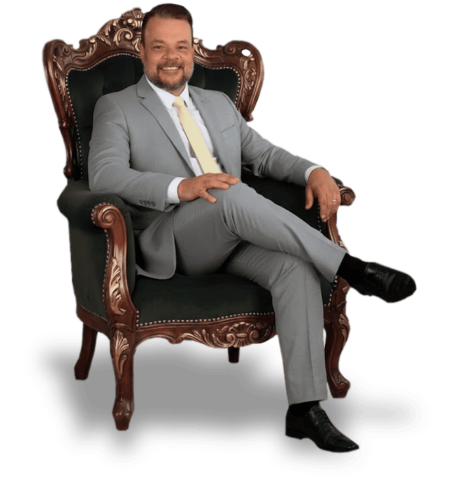 Dr Cassio Taufer Dias - Sentado na cadeira